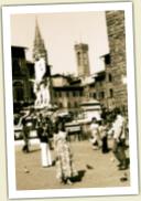 (16/22): To ja, w wieku lat 24, na placu przed pomnikiem Dawida, Firenze