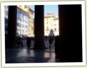 (12/66): widok poprzez kolumny Panteonu