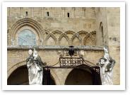 (13/19): posągi przed katedrą