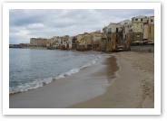 (6/19): piaszczysta plaża ciągnie się daleko od Starego Miasta