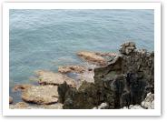 (6/20): rozmaitość skał na brzegu morza