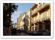 (2/13): współczesne ulice Marsali są spokojne
