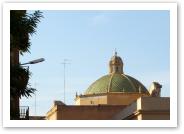 (5/13): poprzez nowoczesne budynki widać kopułę kościoła della Adolorata