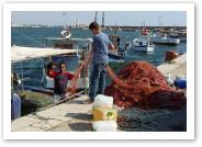 (9/20): rybacy pozują przy składaniu sieci