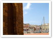 (1/8): spojrzenie na port zza ciany Chiesa di San Nicolo Regale