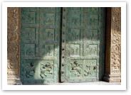 (8/31): drzwi z 24 kwater ukazujących sceny z Biblii