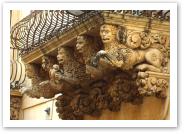 (11/20): barokowo rzebione podpory pod balkonami kamieniczek