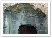 (16/28): piękne wejście do starego kościoła