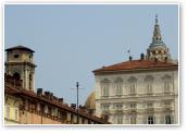 (27/44): za skrzydłem pałacu królewskiego góruje wieża Cappella del Sindone