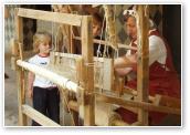 (10/34): dzieci obserwują pracę tkaczki