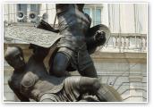 (32/48): rzeźba przed Palazzo di Citta