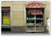 (48/48): w okolicy Piazza della Repubblica mieszka wiele imigrantów, bywają tam takie sklepy jak ten...
